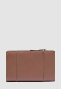 Bruine leren portemonnee met zichtbare stiksels, rechthoekige vorm en ritssluiting aan de bovenkant tegen een lichtgrijze achtergrond.