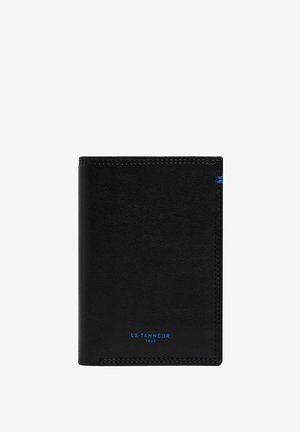 Cartera de cuero negro con textura suave, logo y acentos azules. Presenta un perfil delgado y bordes cosidos para mayor durabilidad.
