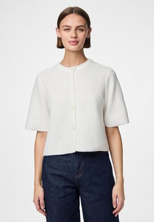 Witte ribbeltrui met een ronde hals, korte mouwen en knopen aan de voorkant, gecombineerd met donkerblauwe wijde jeans.