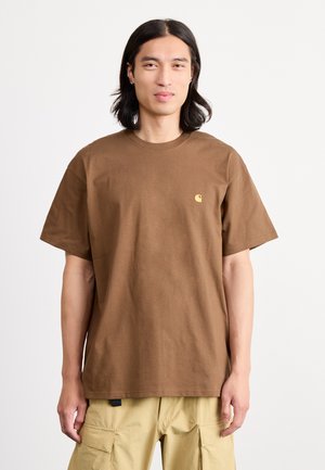 Carhartt WIP CHASE - T-shirts - chocolate/gold