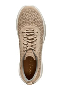 Sneaker beige con tomaia strutturata e chiusura con lacci. Presenta una suola imbottita e il marchio Geox. Accenti lisci intorno all'area del colletto.