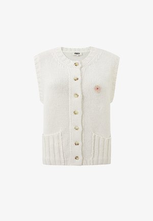 Mouwloze witte gebreide spencer met zeven knopen aan de voorkant, twee voorzakken, ribgebreide zoom en ronde hals, voorzien van een kleine ronde patch op de borst.