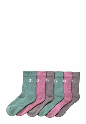 Set aus sechs gerippten Socken in Grün, Pink und Grau. Jede Socke hat einen kontrastierenden Bund und ein kleines weißes Logo nahe der Oberkante.