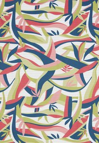 Abstract stoffenpatroon met draaiende vormen in tinten groen, blauw, roze en rood, met bladmotieven en een gestructureerde witte achtergrond.