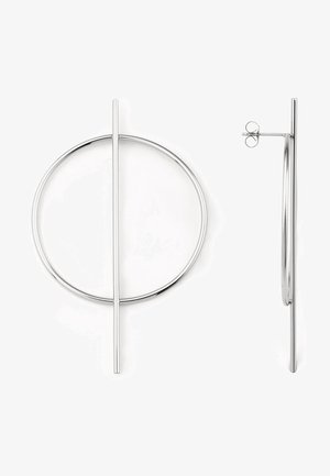 Zilveren oorbellen in de vorm van een grote cirkel met een rechte verticale staaf, een gladde textuur en een veilige sluiting met een post.