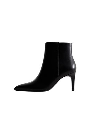 - Ankle boot