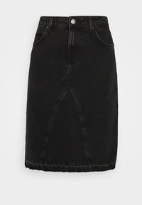 Saia de ganga preta com silhueta reta, detalhes de costura curva únicos e bainha desfiada. Design de cinco bolsos com fecho de botão.