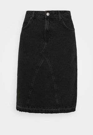 Saia de ganga preta com silhueta reta, detalhes de costura curva únicos e bainha desfiada. Design de cinco bolsos com fecho de botão.