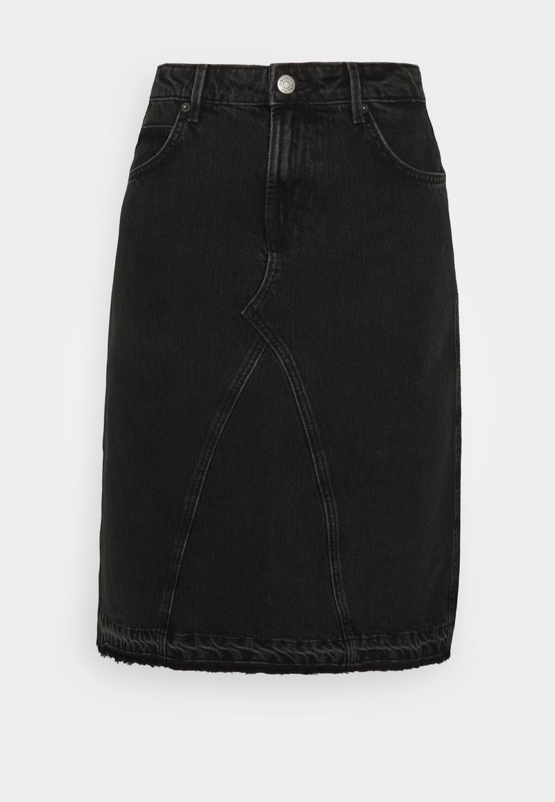 Saia de ganga preta com silhueta reta, detalhes de costura curva únicos e bainha desfiada. Design de cinco bolsos com fecho de botão.