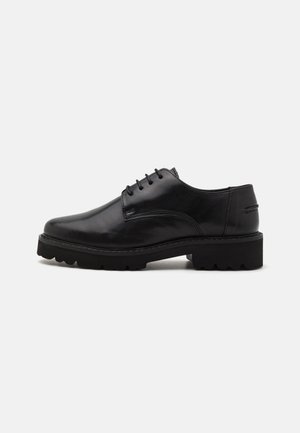Anna Field, Derbies - black