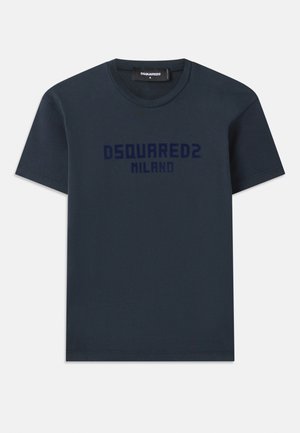 T-shirt in cotone blu navy con maniche corte, scollatura tonda e logo "DSQUARED2 MILANO" stampato in blu scuro sul petto.