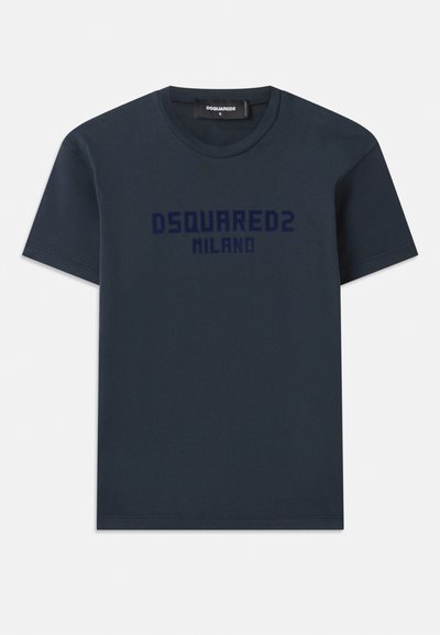 Navyblauw katoenen T-shirt met korte mouwen, ronde halslijn en het logo "DSQUARED2 MILANO" in donkerblauw gedrukt over de borst.