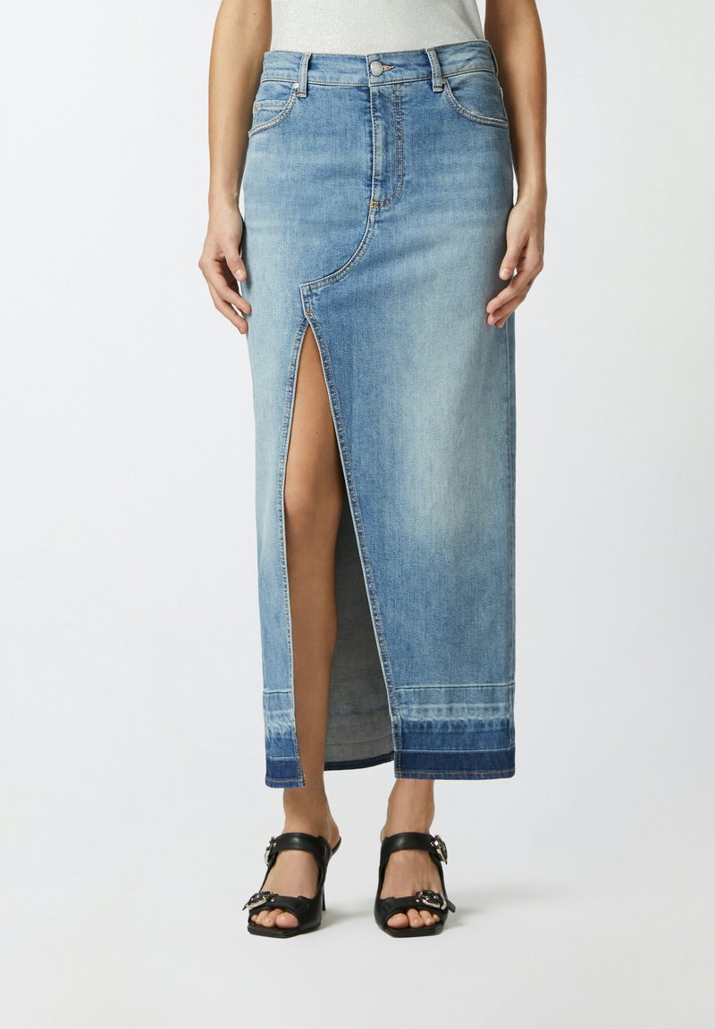 Svijetloplavi denim maxi suknja s prednjim prorezom, visokim strukom i kontrastnim donjim rubom. Ima klasično šivanje i prednje džepove.