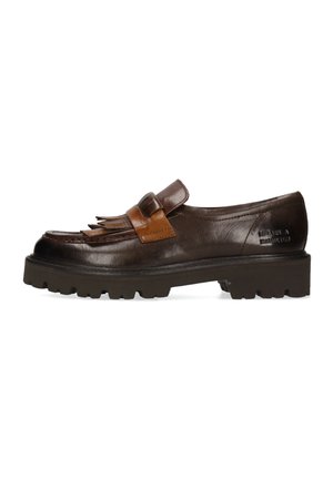 Donkerbruine leren loafer met een grove zwarte zool, kwastjes en een tan leren band over de bovenkant.