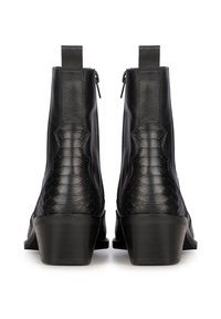 Botines negros hasta el tobillo con un patrón texturizado de piel de serpiente, material de cuero, cremallera trasera y tacón cuadrado. Acabado liso con detalles estructurados.