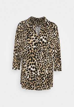 Bluse med leopardprint, kravehalsudskæring, trekvartærmer og afslappet pasform. Stof med en glat, blank tekstur.