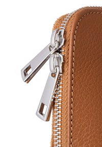 Brązowy skórzany portfel z metalowym suwakiem w kolorze srebrnym i podwójnymi uchwytami suwaka, o teksturowanej powierzchni i starannym wykończeniu szwów.