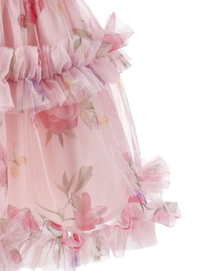 Ροζ ύφασμα τούλι με λουλουδάτο σχέδιο, με σούρες κατά μήκος των άκρων, παρουσιάζεται σε λευκό φόντο.