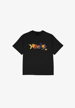 Schwarzes Baumwoll-T-Shirt mit einem bunten Grafikumdruck verschiedener Früchte und Gemüse in der Mitte. Kurze Ärmel und Rundhalsausschnitt.