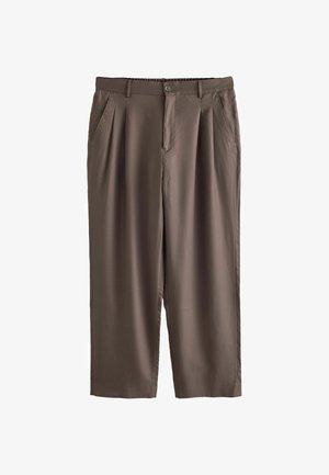 Braune Hose mit geradem Bein, Falten, Seitentaschen, Gürtelschlaufen, Knopfverschluss und elastischem Bund hinten, auf weißem Hintergrund dargestellt.