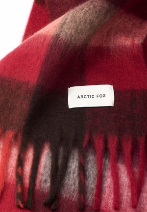 Rood en grijs geruite sjaal van zachte wol, met franje randen en een wit label met "ARCTIC FOX" in het zwart gedrukt.