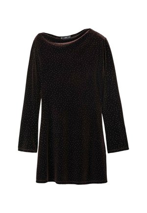 Vestido largo de terciopelo negro con mangas largas y escote barco, que presenta puntos metálicos dispersos y un corte relajado que se ensancha ligeramente hacia el dobladillo.