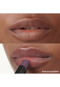 Échantillons de couleurs pour les lèvres : en haut, une nuance nude matte ; en bas, un baume à lèvres brillant dans une couleur baies profondes appliqué avec un applicateur en forme de crayon.