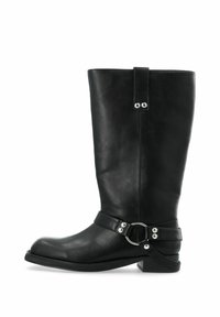 Botas de cuero negro hasta la rodilla con una forma ancha, una correa con un acento metálico circular y un tacón bajo con una suela texturizada.