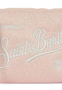 Borsa a pochette rosa con finitura glitterata testurizzata. Il testo ricamato recita "Sognando Saint Barthélemy" in filo bianco e argento. Chiusura con cerniera.