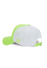 Casquette verte néon et blanche avec un dos en maille, dotée d'un bord courbé et d'une sangle ajustable. Comprend une étiquette de logo sur le côté.