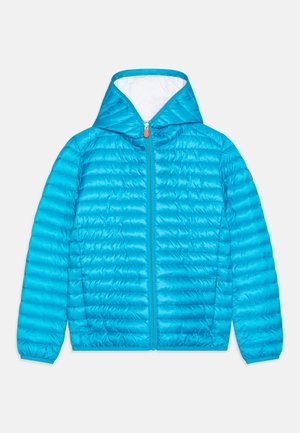 Veste légère matelassée bleue à capuche avec fermeture éclair intégrale à l'avant et poignets élastiques, étalée à plat sur fond blanc.