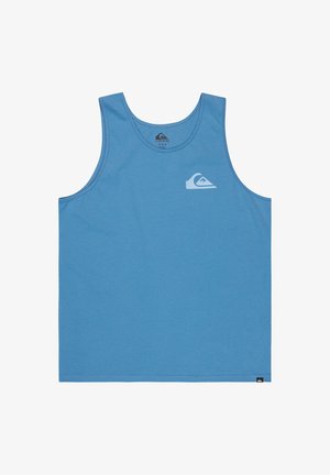 Débardeur en coton bleu avec un col arrondi et un logo sur la poitrine. Le tissu a une texture lisse et un design décontracté.