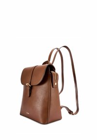 Brązowy skórzany plecak z przednim zamknięciem na klamrę, zapinaną na zamek boczną kieszenią oraz regulowanymi paskami na ramiona na białym tle.