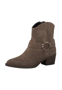 Bota de ante marrón hasta el tobillo con punta afilada, cremallera lateral y correa decorativa que presenta herrajes metálicos y detalles de costura. Tacón bajo.