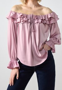 Blusa rosa scollata con collo arricciato, maniche lunghe con polsini elasticizzati, vestibilità morbida, texture setosa e dettaglio con coulisse.