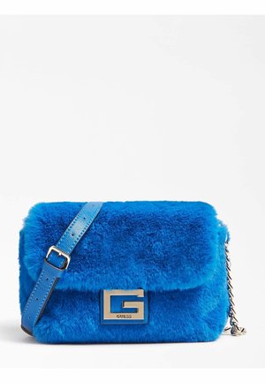 Blaue flauschige Umhängetasche mit metallischer Schnalle und Kettenriemen, mit einem auffälligen Guess-Logo auf der Vorderseite.