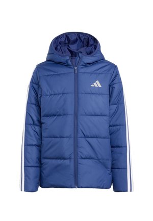 Chaqueta de plumas azul con capucha, con un textura de acolchado horizontal, cierre de cremallera completa y franjas laterales blancas. Logo de Adidas en el pecho.
