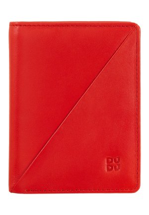Portafoglio in pelle rossa con un design geometrico, caratterizzato da una consistenza liscia e un logo impresso nell'angolo in basso. Chiusura a pieghevole.