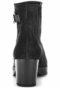 Botte de cheville en daim noir avec un bout lisse et arrondi, fermeture éclair latérale et talon haut cylindrique. Présente une sangle décorative et un détail de boucle.