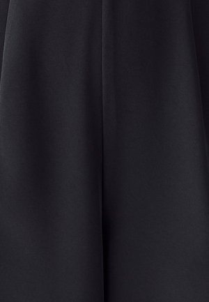 Melna auduma ar gludu tekstūru, kas izceļas ar vieglu spīdumu. Dizains ir vienkāršs, bez redzamām rakstām vai izcelumiem.