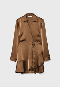 Robe portefeuille en satin marron avec manches longues, col, ceinture à la taille et ourlet à volants superposés sur fond gris clair.