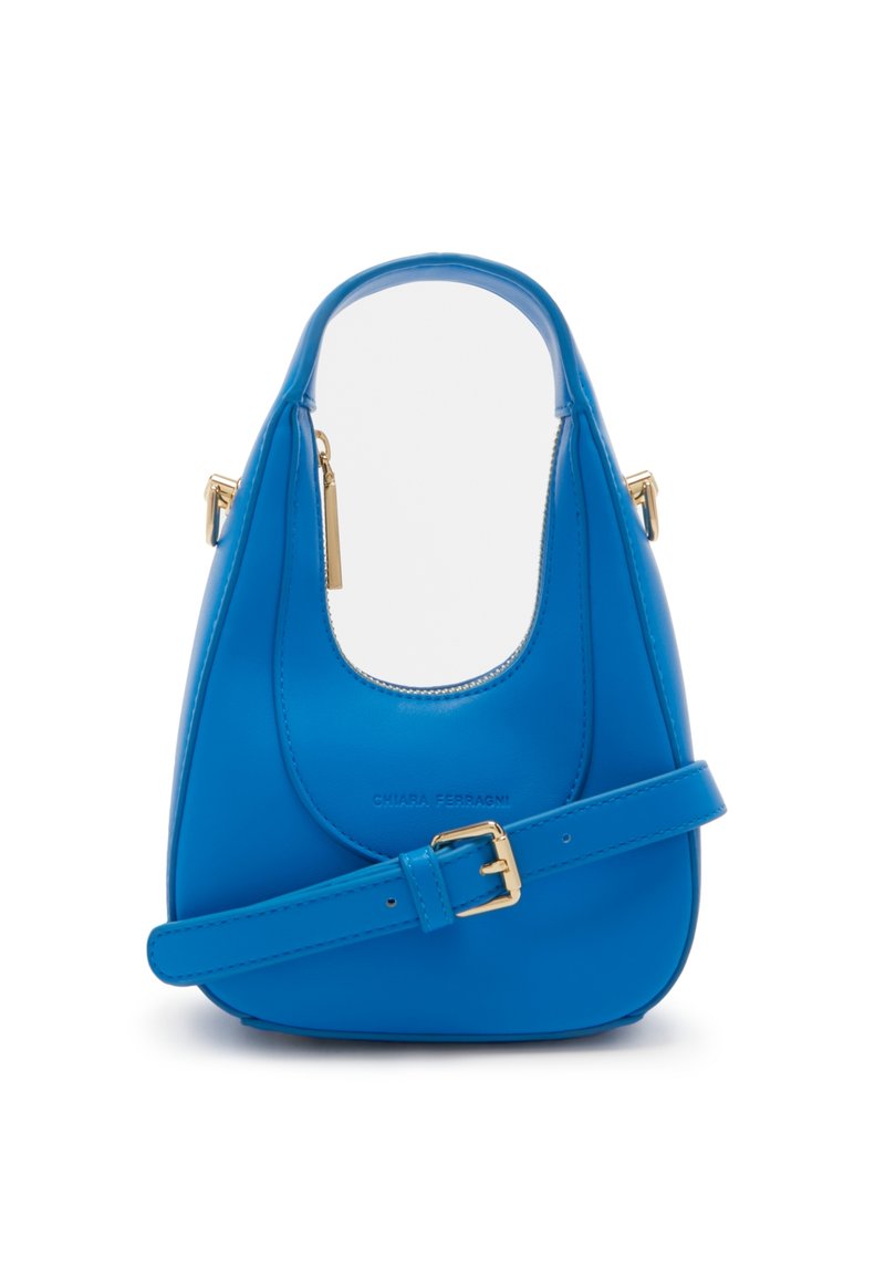 Blauwe leren handtas met een gebogen ontwerp, gouden beslag en een afneembare band. Heeft een gladde textuur en een ritssluiting aan de bovenkant.