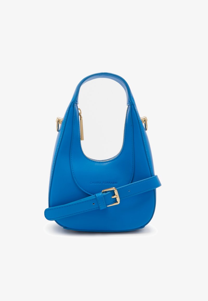 Blauwe leren handtas met een gebogen ontwerp, gouden beslag en een afneembare band. Heeft een gladde textuur en een ritssluiting aan de bovenkant.