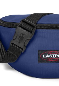 Navyblaue Nylon Bauchtasche mit einem schwarzen verstellbaren Gurt, ausgestattet mit einer Kunststoffschnalle und einem geprägten "EASTPAK" Logo-Patch.