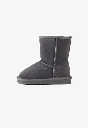 Graue Wildleder-Stiefelette mit flacher Sohle, weichem Innenfutter und sichtbaren Nahtdetails an den Seiten. Einfaches Design ohne zusätzliche Verzierungen.