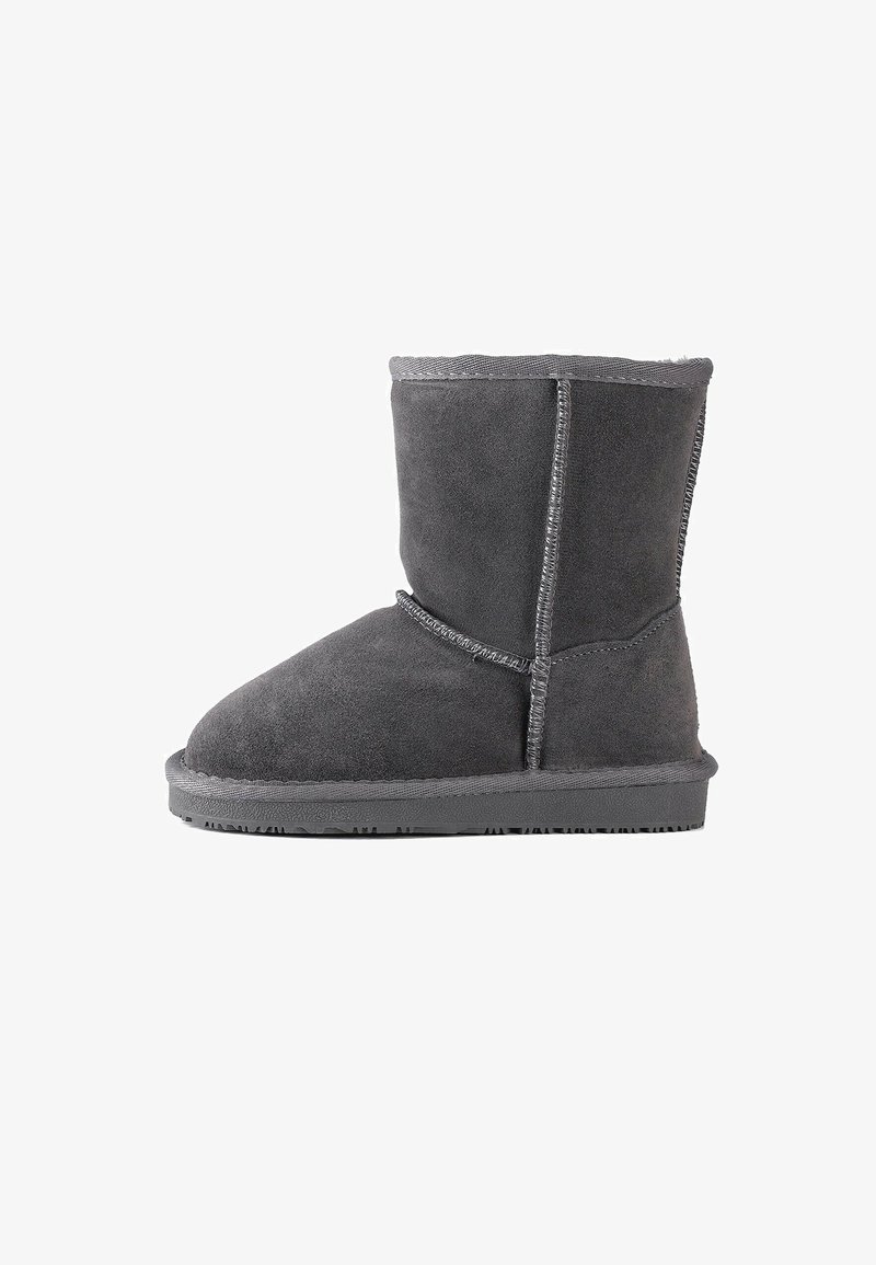 Harmaa anteeksi nahasta valmistettu nilkkuri, jossa on litteä pohja, pehmeä vuori ja näkyvät saumat sivuilla. Yksinkertainen muotoilu ilman lisäkoristeluja.