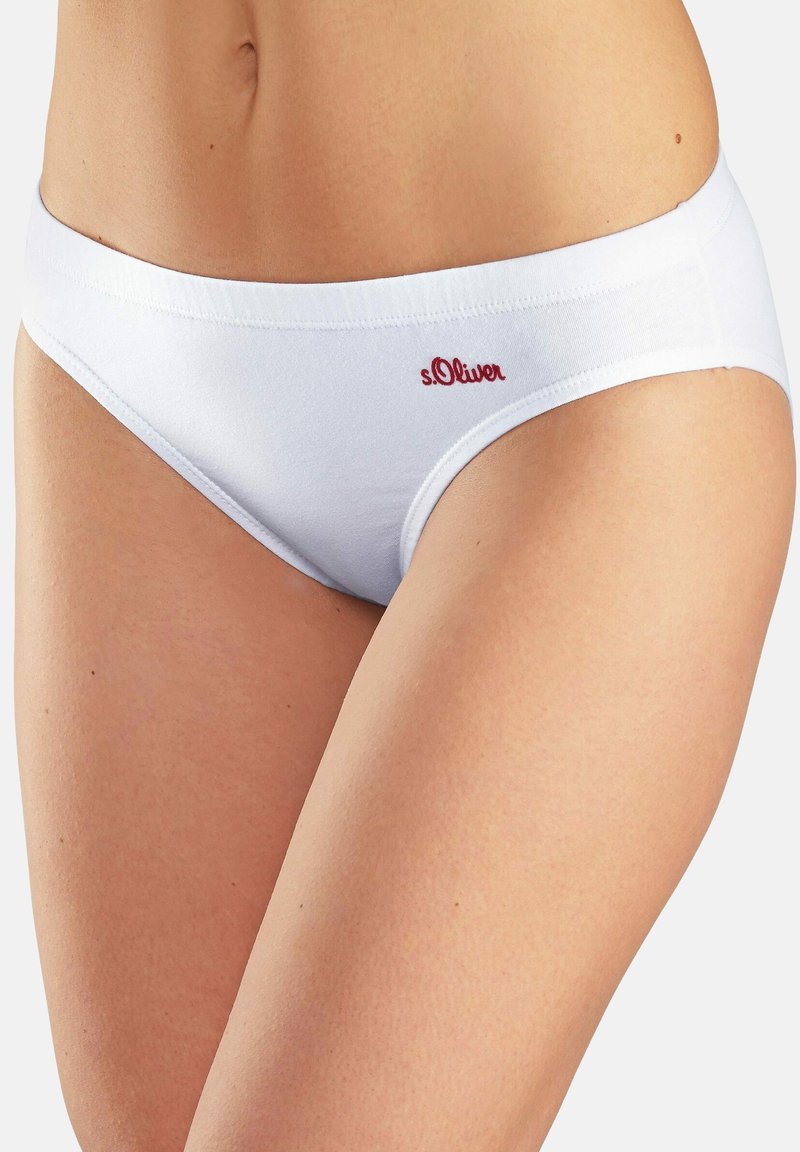 Weiße Baumwollunterwäsche im Bikini-Stil mit glatter Textur, versehen mit einem roten gestickten "s.Oliver"-Logo an der linken Hüfte.