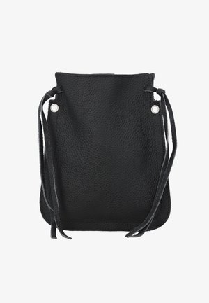 Czarna teksturowana skórzana torebka ze ściągaczem i dwoma paskami przewleczonymi przez metalowe oczka po bokach u góry.