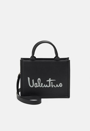 Czarna skórzana torebka o strukturze, z górnymi uchwytami i odpinanym paskiem na ramię. Z przodu duże srebrne logo "Valentino".