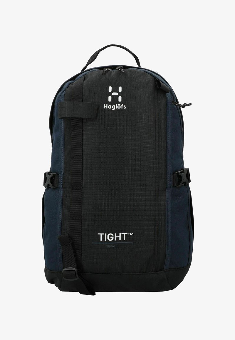 Mochila negra y azul marino con forma rectangular, que cuenta con correas laterales ajustables, un asa superior y un logotipo en la parte frontal.